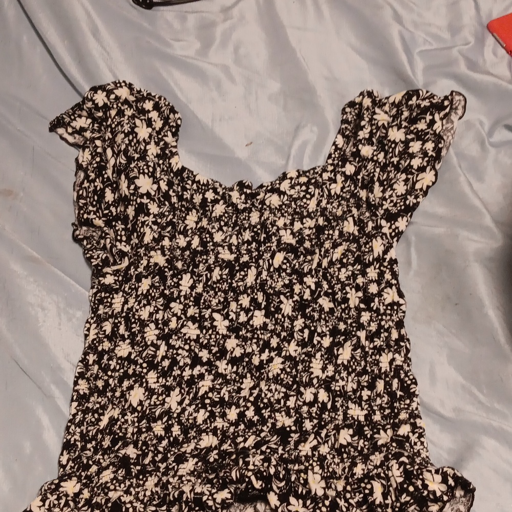 Flower printed black and white shirt ruffled bottom short sleeve